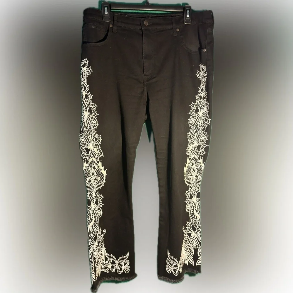 Johnny Was Embroidered Black Crop Jeans Sz 32 - Picture 2 of 9